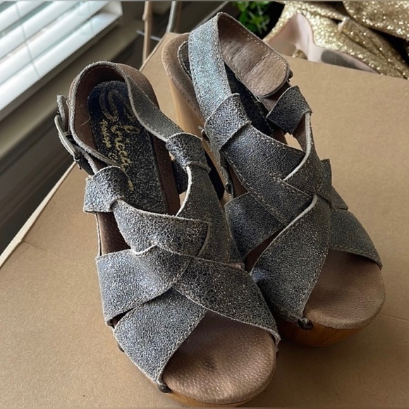 Super cute, fun and sassy Sbicca Vintage line heels.  Love the vintage vibe. - Picture 3 of 3